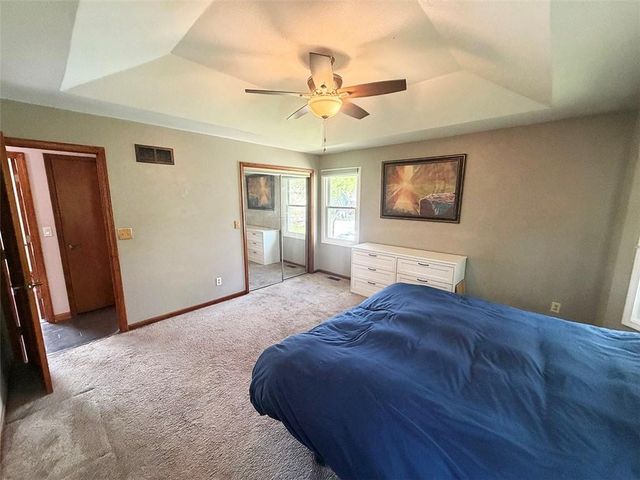 404 39th Street, Blue Springs, MO 64015