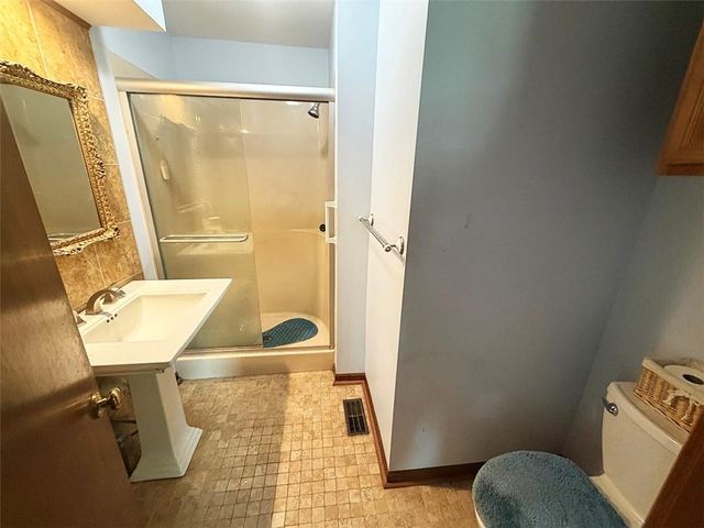 404 39th Street, Blue Springs, MO 64015