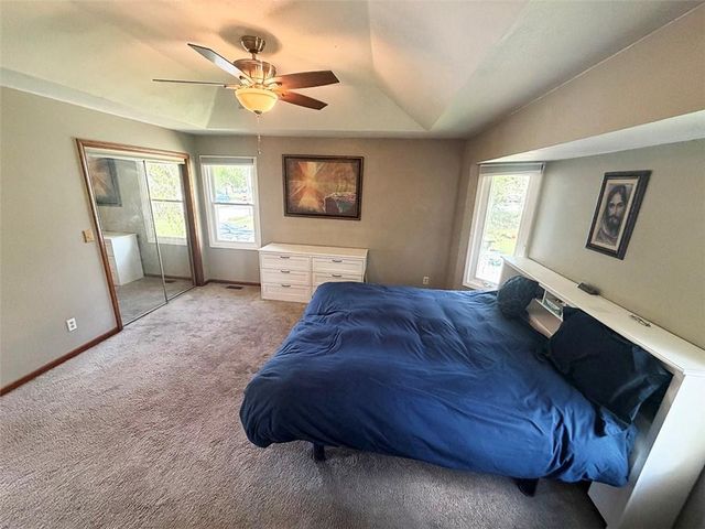 404 39th Street, Blue Springs, MO 64015