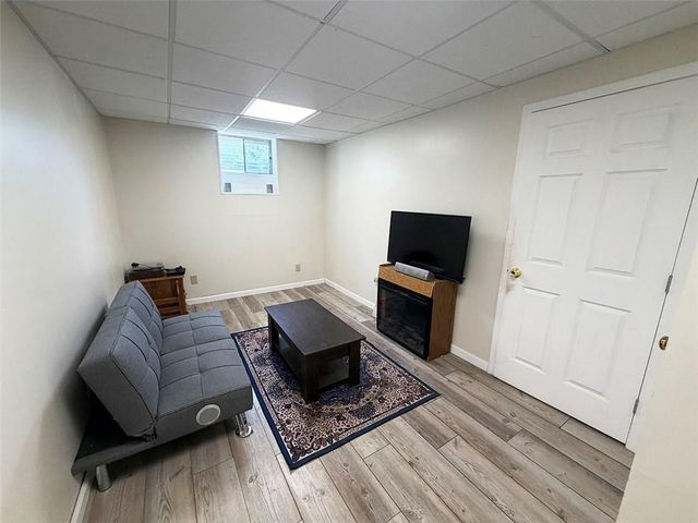 404 39th Street, Blue Springs, MO 64015