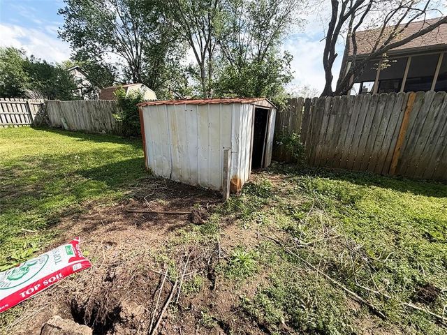 404 39th Street, Blue Springs, MO 64015