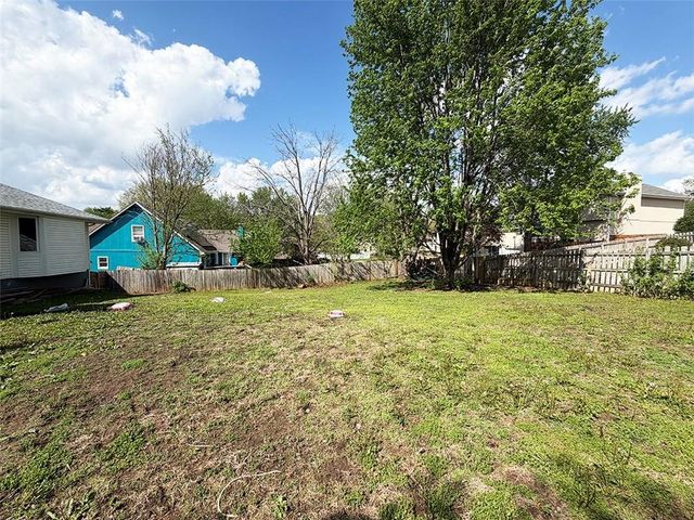 404 39th Street, Blue Springs, MO 64015