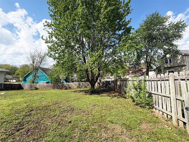 404 39th Street, Blue Springs, MO 64015