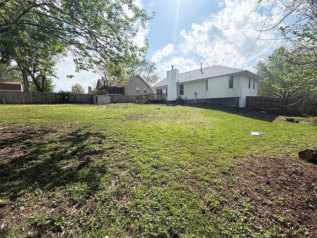 404 39th Street, Blue Springs, MO 64015