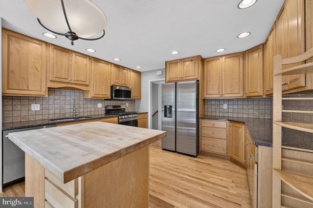 6443 WALTERS WOODS DR, Falls Church, VA 22044