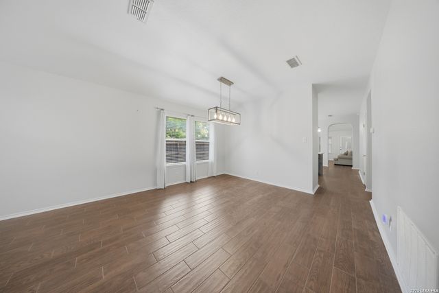 7270 Burns Xing, San Antonio, TX 78250