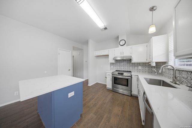 7270 Burns Xing, San Antonio, TX 78250