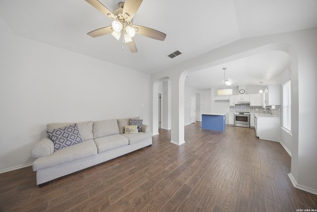 7270 Burns Xing, San Antonio, TX 78250