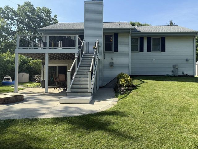 2600 Oakcrest DRIVE, Waukesha, WI 53188