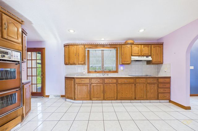 861 Pine Hill Dr, New Bedford, MA 02745