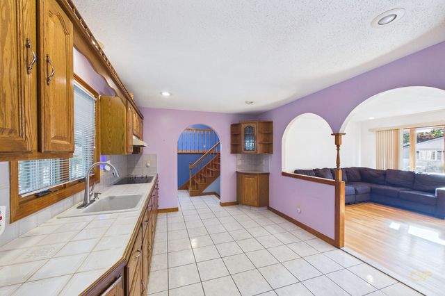861 Pine Hill Dr, New Bedford, MA 02745