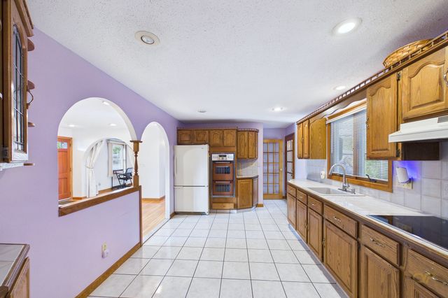 861 Pine Hill Dr, New Bedford, MA 02745