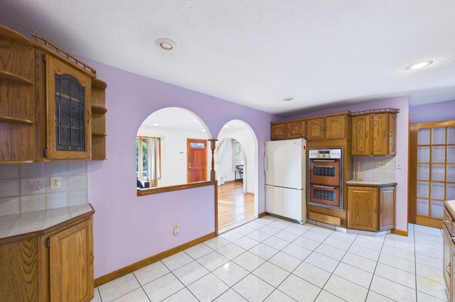 861 Pine Hill Dr, New Bedford, MA 02745
