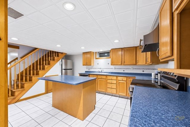 861 Pine Hill Dr, New Bedford, MA 02745