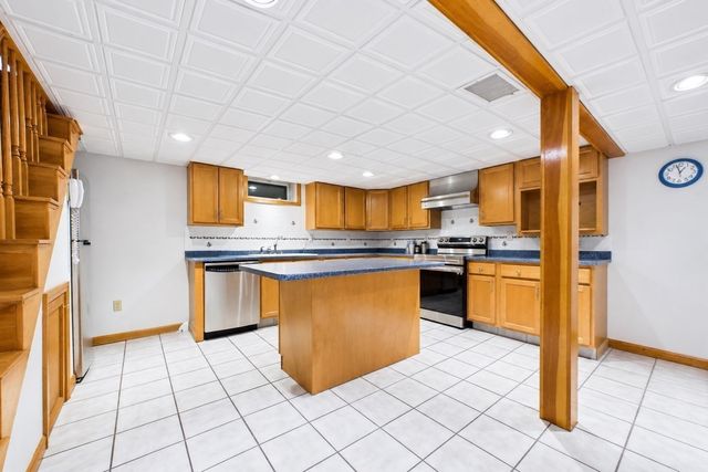 861 Pine Hill Dr, New Bedford, MA 02745