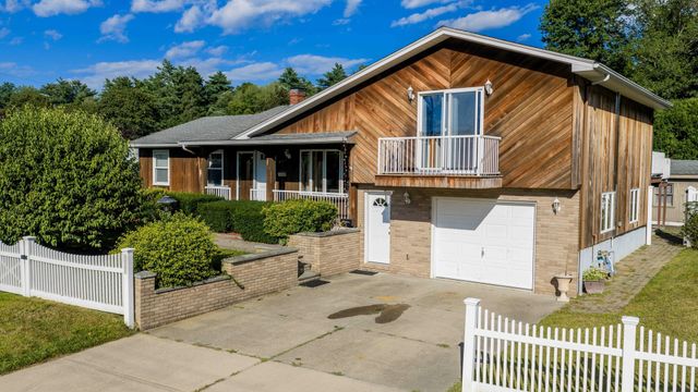 861 Pine Hill Dr, New Bedford, MA 02745