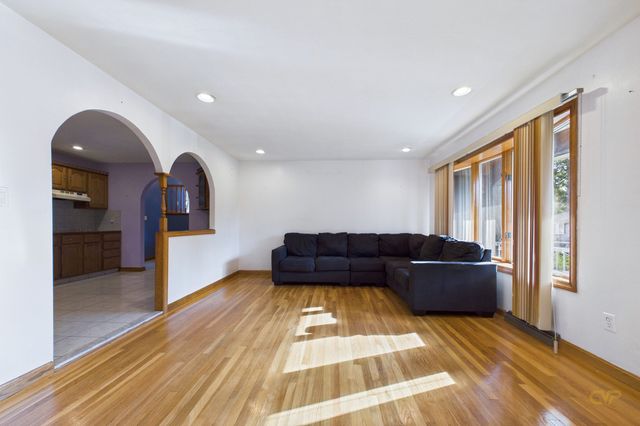 861 Pine Hill Dr, New Bedford, MA 02745