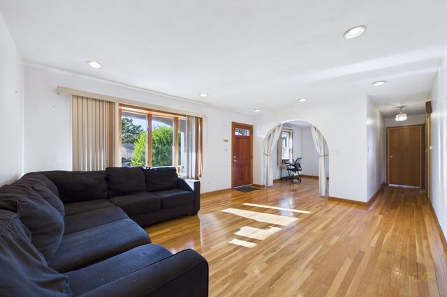 861 Pine Hill Dr, New Bedford, MA 02745