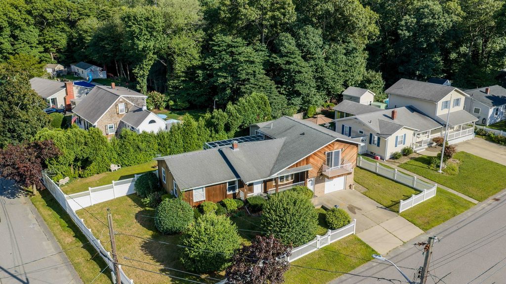 861 Pine Hill Dr, New Bedford, MA 02745