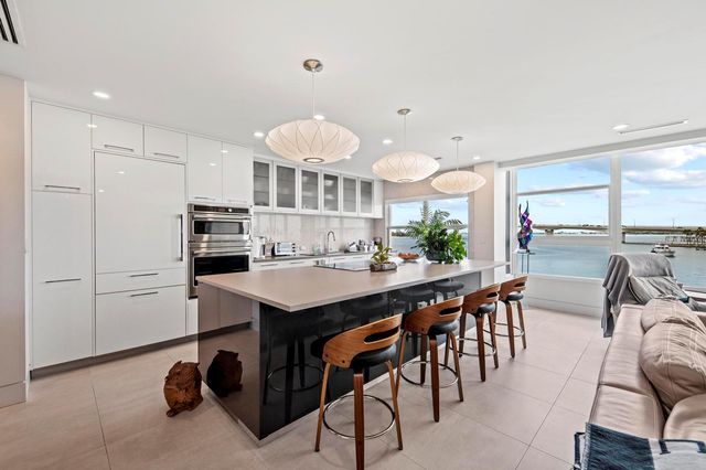 226 GOLDEN GATE POINT 33, Sarasota, FL 34236