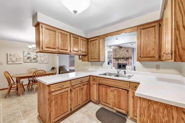 1648 DEBRA LANE, Green Bay, WI 54302