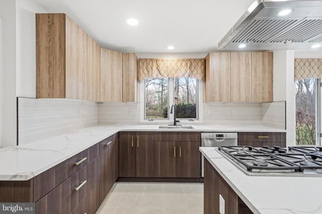 1025 RIVERTON RD, Moorestown, NJ 08057