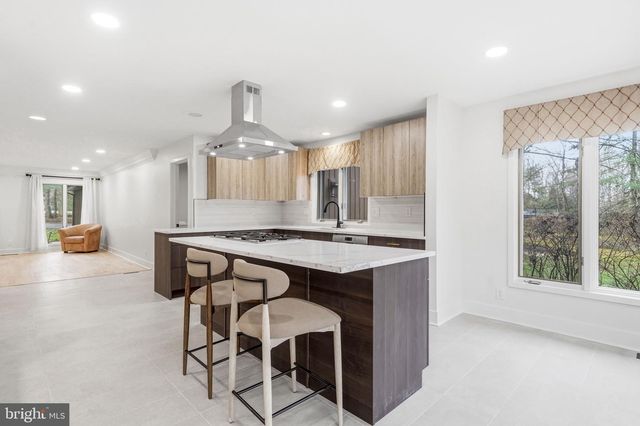 1025 RIVERTON RD, Moorestown, NJ 08057