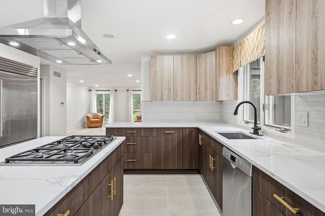 1025 RIVERTON RD, Moorestown, NJ 08057