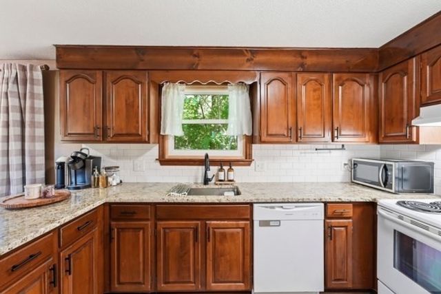 185 Murphy Ln, Chicopee, MA 01020