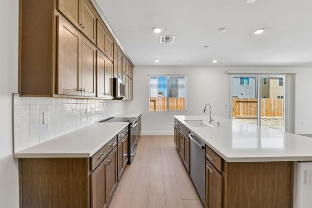 4865 Aucutt Way, Sacramento, CA 95835