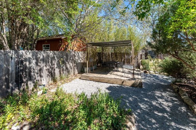 955 N Pine St, Ukiah, CA 95482