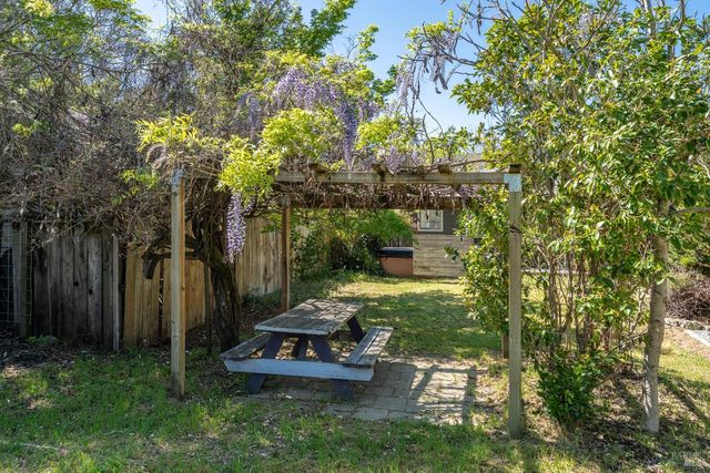 955 N Pine St, Ukiah, CA 95482