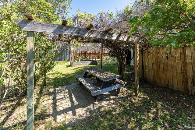 955 N Pine St, Ukiah, CA 95482