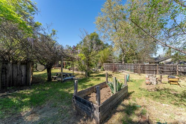 955 N Pine St, Ukiah, CA 95482