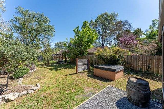 955 N Pine St, Ukiah, CA 95482