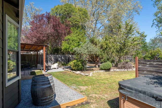 955 N Pine St, Ukiah, CA 95482