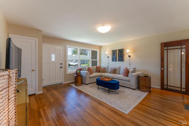 955 N Pine St, Ukiah, CA 95482