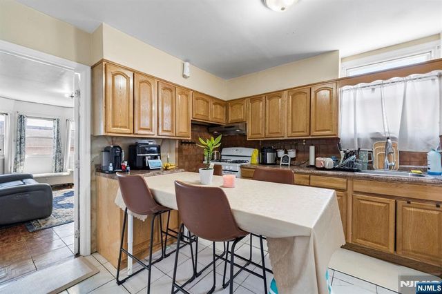 300 N 7th Street, Newark, NJ 07107