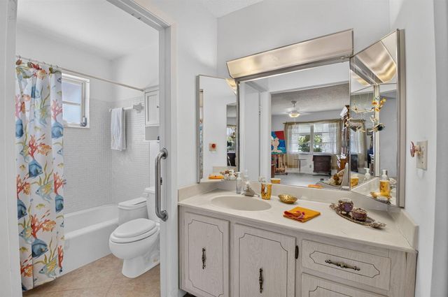 1180 S DRIVE Circle A, Delray Beach, FL 33445