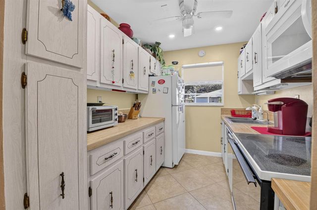 1180 S DRIVE Circle A, Delray Beach, FL 33445