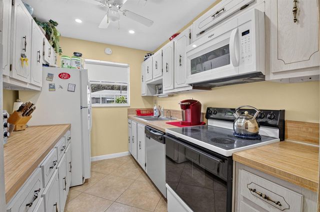 1180 S DRIVE Circle A, Delray Beach, FL 33445