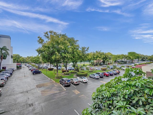 5860 NW 44th Street 603, Lauderhill, FL 33319