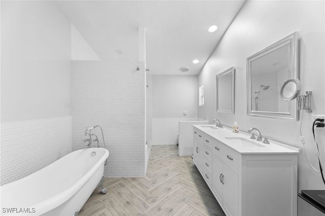 2467 Pine Woods CIR 3, Naples, FL 34105