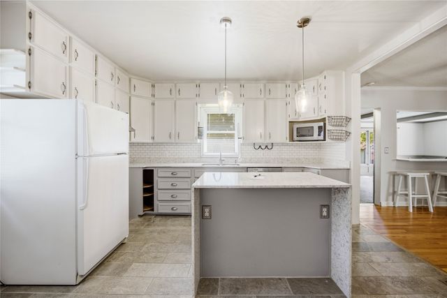 1211 68th Street, Windsor Heights, IA 50324