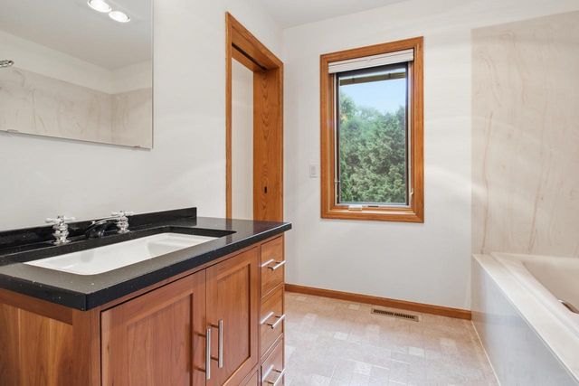 913 Sauk Ridge Trail, Madison, WI 53717