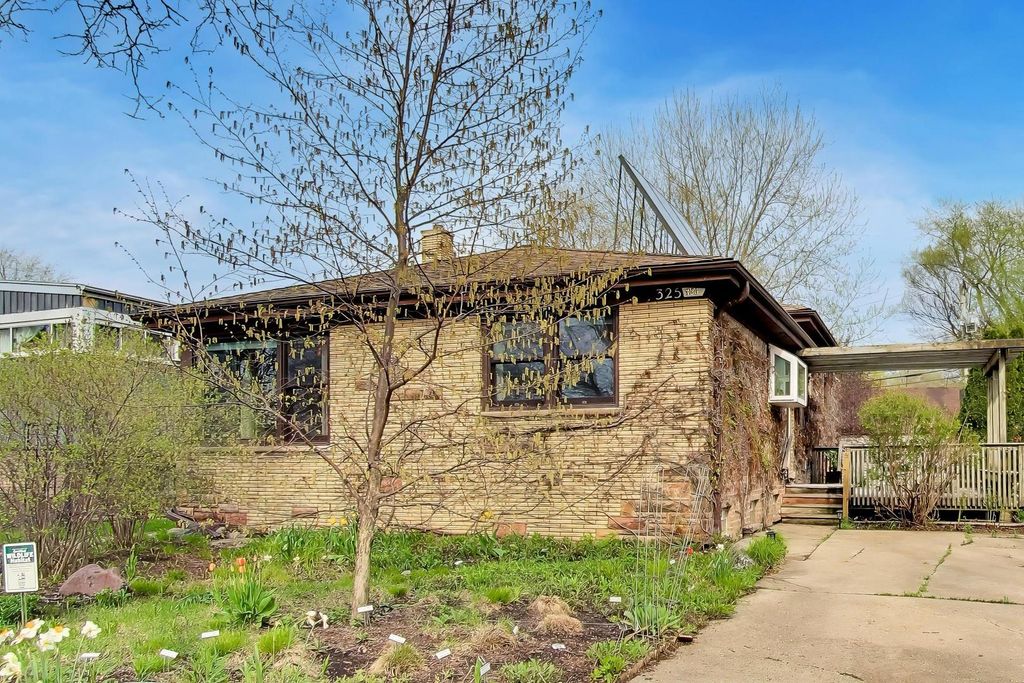 Image 2 of property listing at 325 Dodge Avenue, Evanston, IL 60202