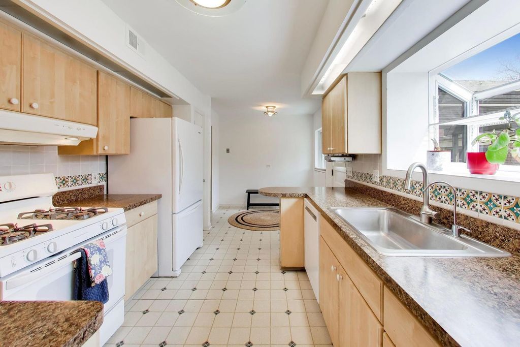 Image 11 of property listing at 325 Dodge Avenue, Evanston, IL 60202