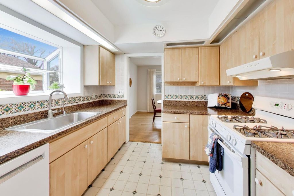 Image 12 of property listing at 325 Dodge Avenue, Evanston, IL 60202