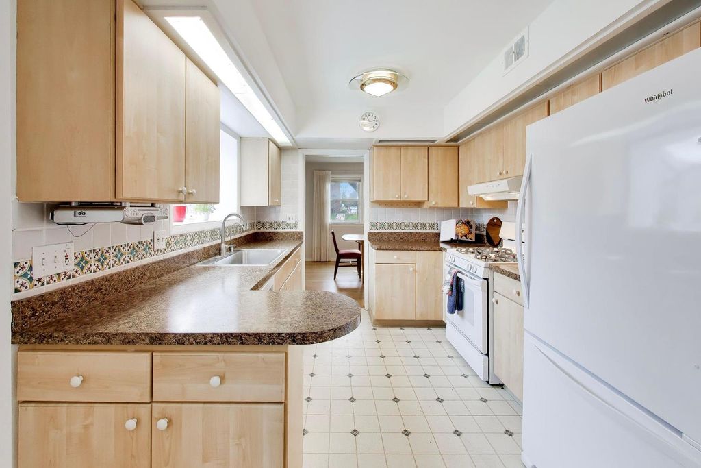Image 13 of property listing at 325 Dodge Avenue, Evanston, IL 60202