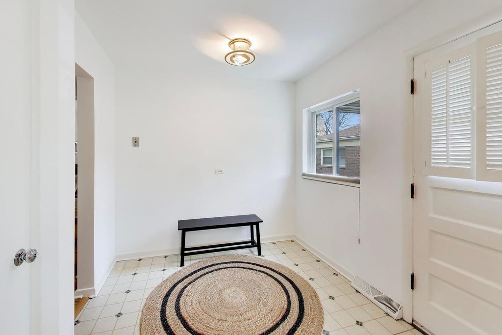 Image 14 of property listing at 325 Dodge Avenue, Evanston, IL 60202